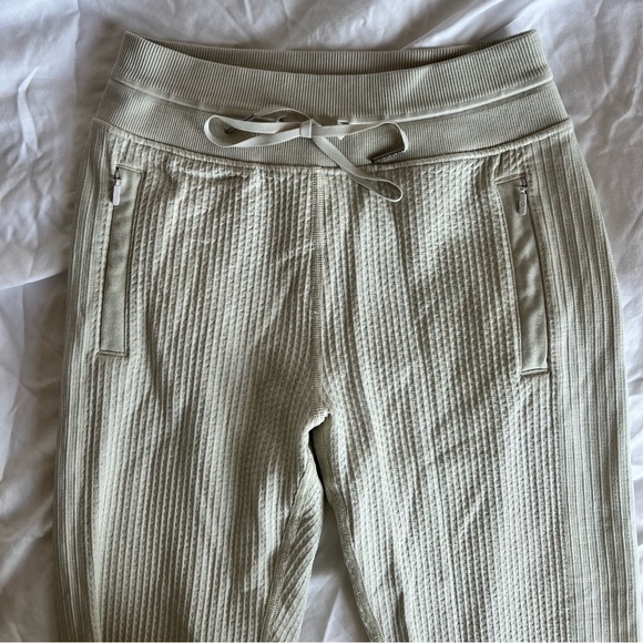 Lululemon engendered for warmth pants - Picture 3 of 5